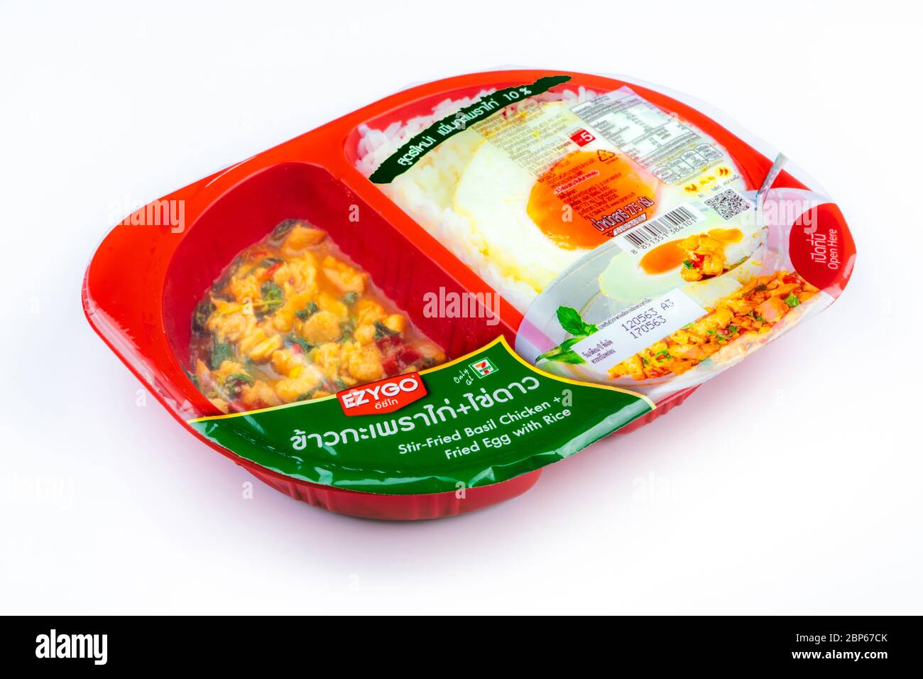 CHONBURI, THAILAND-MAY 15, 2020 : Stir-gebratenes Basilikum Huhn + Spiegelei mit Reis in Kunststoff-Box Lebensmittelverpackung. Mikrowelle Essen für unterwegs. Fertiggerichte. Stockfoto