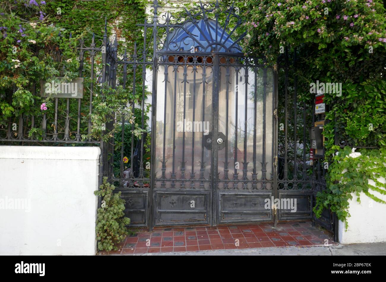 Los Angeles, Kalifornien, USA 17. Mai 2020 EIN allgemeiner Blick auf die Atmosphäre der Villa Bonita, die Cecil B. DeMille für Besetzung und Crew in seinen Filmen gebaut hat, und ehemalige Residenz von Errol Flynn und Francis Ford Copolla in der Hillcrest Road 1817 am 17. Mai 2020 in Los Angeles, Kalifornien, USA. Foto von Barry King/Alamy Stock Photo Stockfoto