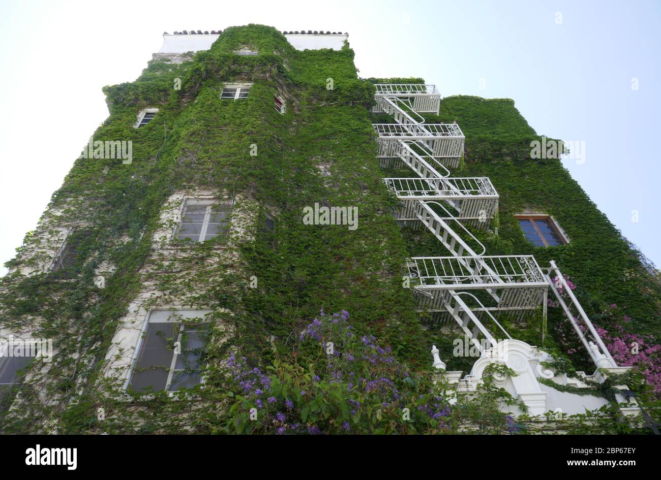 Los Angeles, Kalifornien, USA 17. Mai 2020 EIN allgemeiner Blick auf die Atmosphäre der Villa Bonita, die Cecil B. DeMille für Besetzung und Crew in seinen Filmen gebaut hat, und ehemalige Residenz von Errol Flynn und Francis Ford Copolla in der Hillcrest Road 1817 am 17. Mai 2020 in Los Angeles, Kalifornien, USA. Foto von Barry King/Alamy Stock Photo Stockfoto