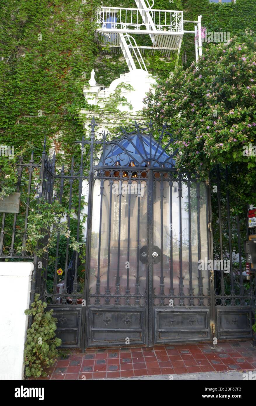 Los Angeles, Kalifornien, USA 17. Mai 2020 EIN allgemeiner Blick auf die Atmosphäre der Villa Bonita, die Cecil B. DeMille für Besetzung und Crew in seinen Filmen gebaut hat, und ehemalige Residenz von Errol Flynn und Francis Ford Copolla in der Hillcrest Road 1817 am 17. Mai 2020 in Los Angeles, Kalifornien, USA. Foto von Barry King/Alamy Stock Photo Stockfoto