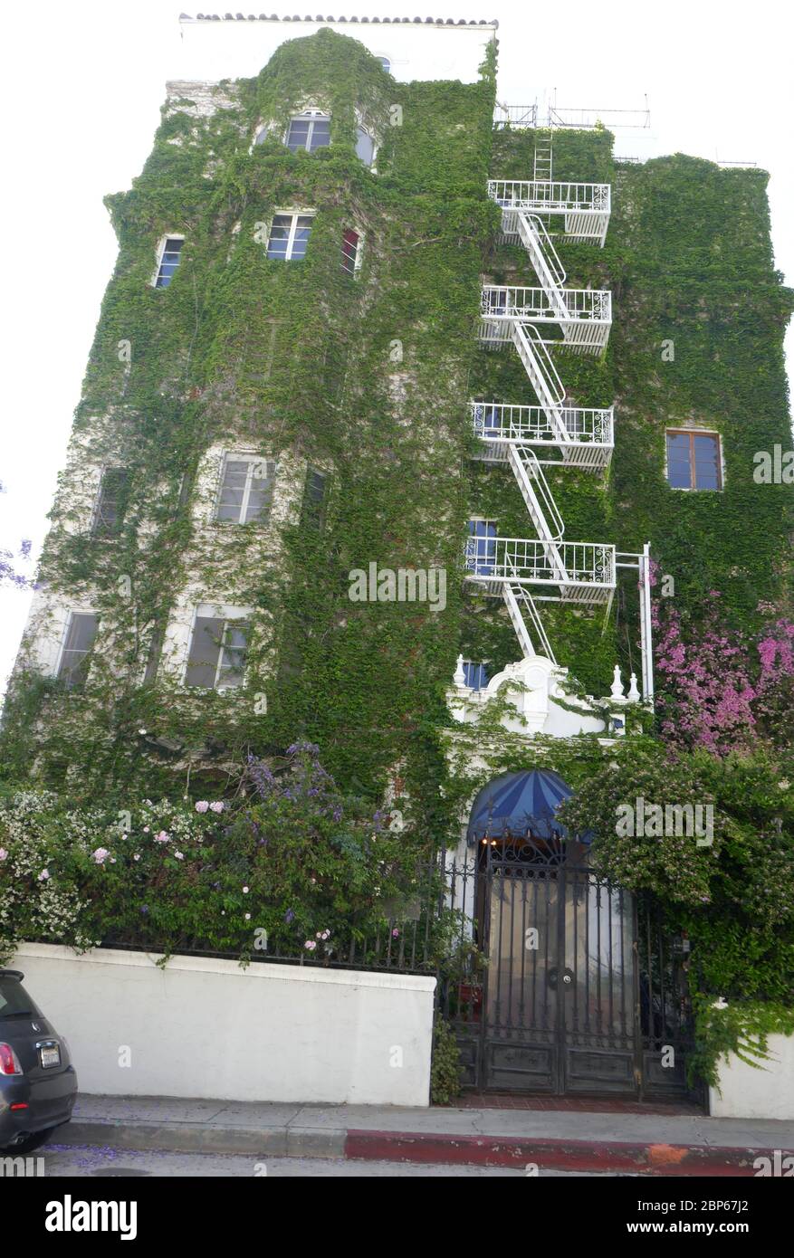 Los Angeles, Kalifornien, USA 17. Mai 2020 EIN allgemeiner Blick auf die Atmosphäre der Villa Bonita, die Cecil B. DeMille für Besetzung und Crew in seinen Filmen gebaut hat, und ehemalige Residenz von Errol Flynn und Francis Ford Copolla in der Hillcrest Road 1817 am 17. Mai 2020 in Los Angeles, Kalifornien, USA. Foto von Barry King/Alamy Stock Photo Stockfoto