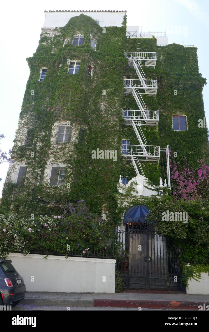 Los Angeles, Kalifornien, USA 17. Mai 2020 EIN allgemeiner Blick auf die Atmosphäre der Villa Bonita, die Cecil B. DeMille für Besetzung und Crew in seinen Filmen gebaut hat, und ehemalige Residenz von Errol Flynn und Francis Ford Copolla in der Hillcrest Road 1817 am 17. Mai 2020 in Los Angeles, Kalifornien, USA. Foto von Barry King/Alamy Stock Photo Stockfoto