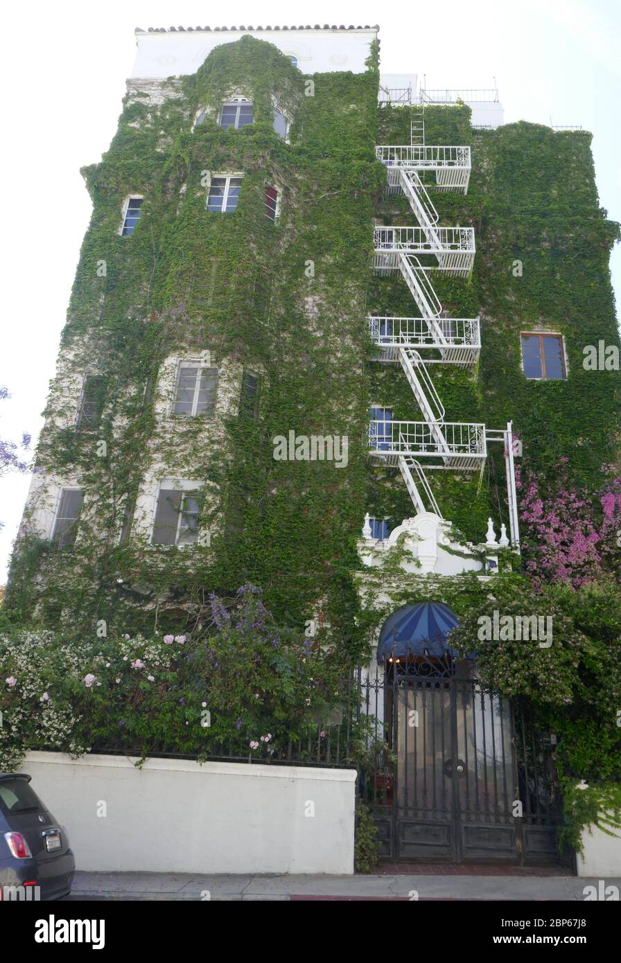 Los Angeles, Kalifornien, USA 17. Mai 2020 EIN allgemeiner Blick auf die Atmosphäre der Villa Bonita, die Cecil B. DeMille für Besetzung und Crew in seinen Filmen gebaut hat, und ehemalige Residenz von Errol Flynn und Francis Ford Copolla in der Hillcrest Road 1817 am 17. Mai 2020 in Los Angeles, Kalifornien, USA. Foto von Barry King/Alamy Stock Photo Stockfoto