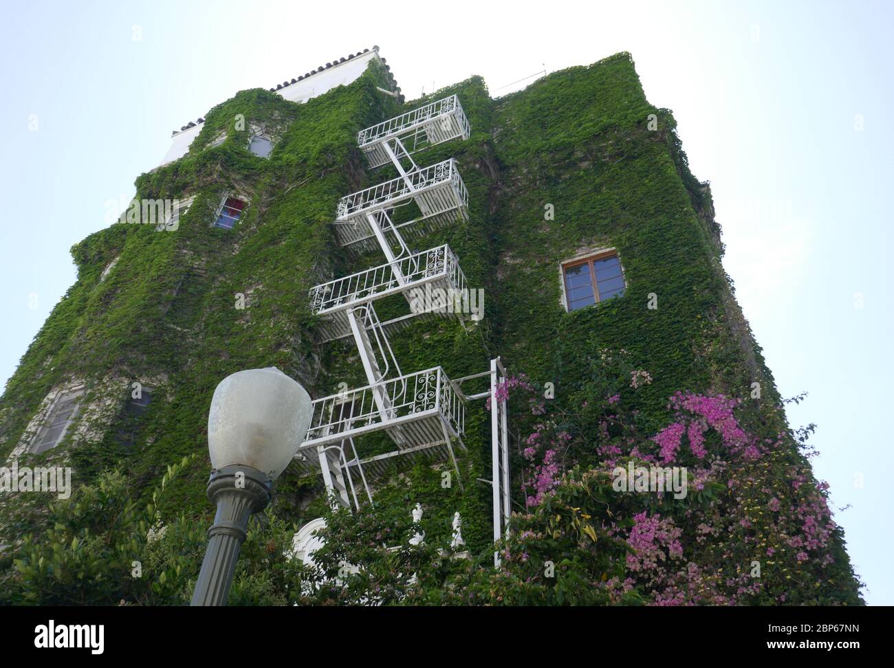 Los Angeles, Kalifornien, USA 17. Mai 2020 EIN allgemeiner Blick auf die Atmosphäre der Villa Bonita, die Cecil B. DeMille für Besetzung und Crew in seinen Filmen gebaut hat, und ehemalige Residenz von Errol Flynn und Francis Ford Copolla in der Hillcrest Road 1817 am 17. Mai 2020 in Los Angeles, Kalifornien, USA. Foto von Barry King/Alamy Stock Photo Stockfoto