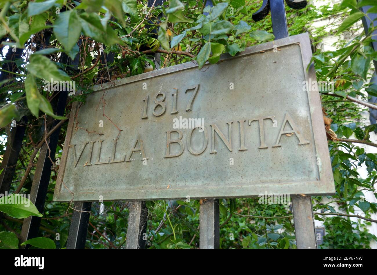 Los Angeles, Kalifornien, USA 17. Mai 2020 EIN allgemeiner Blick auf die Atmosphäre der Villa Bonita, die Cecil B. DeMille für Besetzung und Crew in seinen Filmen gebaut hat, und ehemalige Residenz von Errol Flynn und Francis Ford Copolla in der Hillcrest Road 1817 am 17. Mai 2020 in Los Angeles, Kalifornien, USA. Foto von Barry King/Alamy Stock Photo Stockfoto