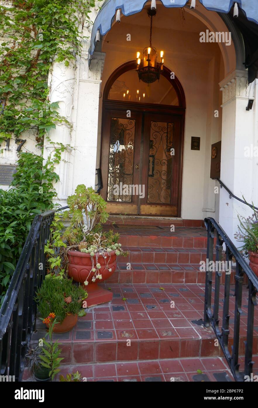 Los Angeles, Kalifornien, USA 17. Mai 2020 EIN allgemeiner Blick auf die Atmosphäre der Villa Bonita, die Cecil B. DeMille für Besetzung und Crew in seinen Filmen gebaut hat, und ehemalige Residenz von Errol Flynn und Francis Ford Copolla in der Hillcrest Road 1817 am 17. Mai 2020 in Los Angeles, Kalifornien, USA. Foto von Barry King/Alamy Stock Photo Stockfoto