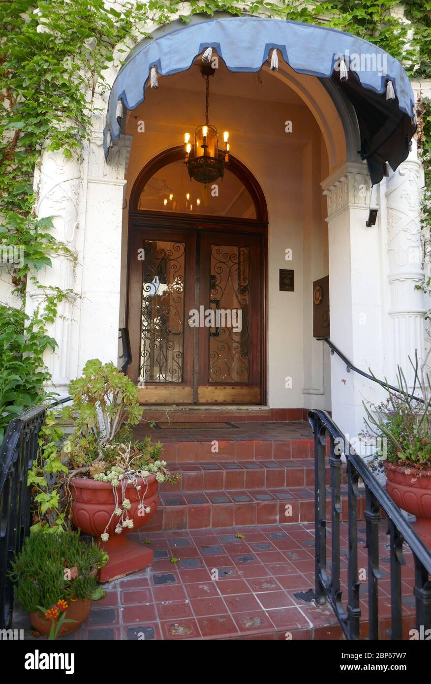 Los Angeles, Kalifornien, USA 17. Mai 2020 EIN allgemeiner Blick auf die Atmosphäre der Villa Bonita, die Cecil B. DeMille für Besetzung und Crew in seinen Filmen gebaut hat, und ehemalige Residenz von Errol Flynn und Francis Ford Copolla in der Hillcrest Road 1817 am 17. Mai 2020 in Los Angeles, Kalifornien, USA. Foto von Barry King/Alamy Stock Photo Stockfoto