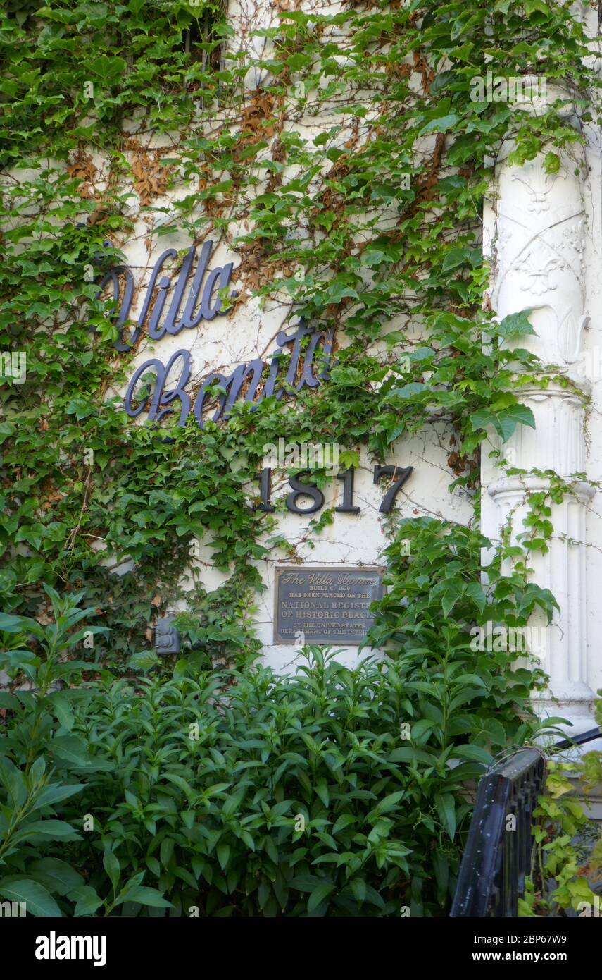 Los Angeles, Kalifornien, USA 17. Mai 2020 EIN allgemeiner Blick auf die Atmosphäre der Villa Bonita, die Cecil B. DeMille für Besetzung und Crew in seinen Filmen gebaut hat, und ehemalige Residenz von Errol Flynn und Francis Ford Copolla in der Hillcrest Road 1817 am 17. Mai 2020 in Los Angeles, Kalifornien, USA. Foto von Barry King/Alamy Stock Photo Stockfoto