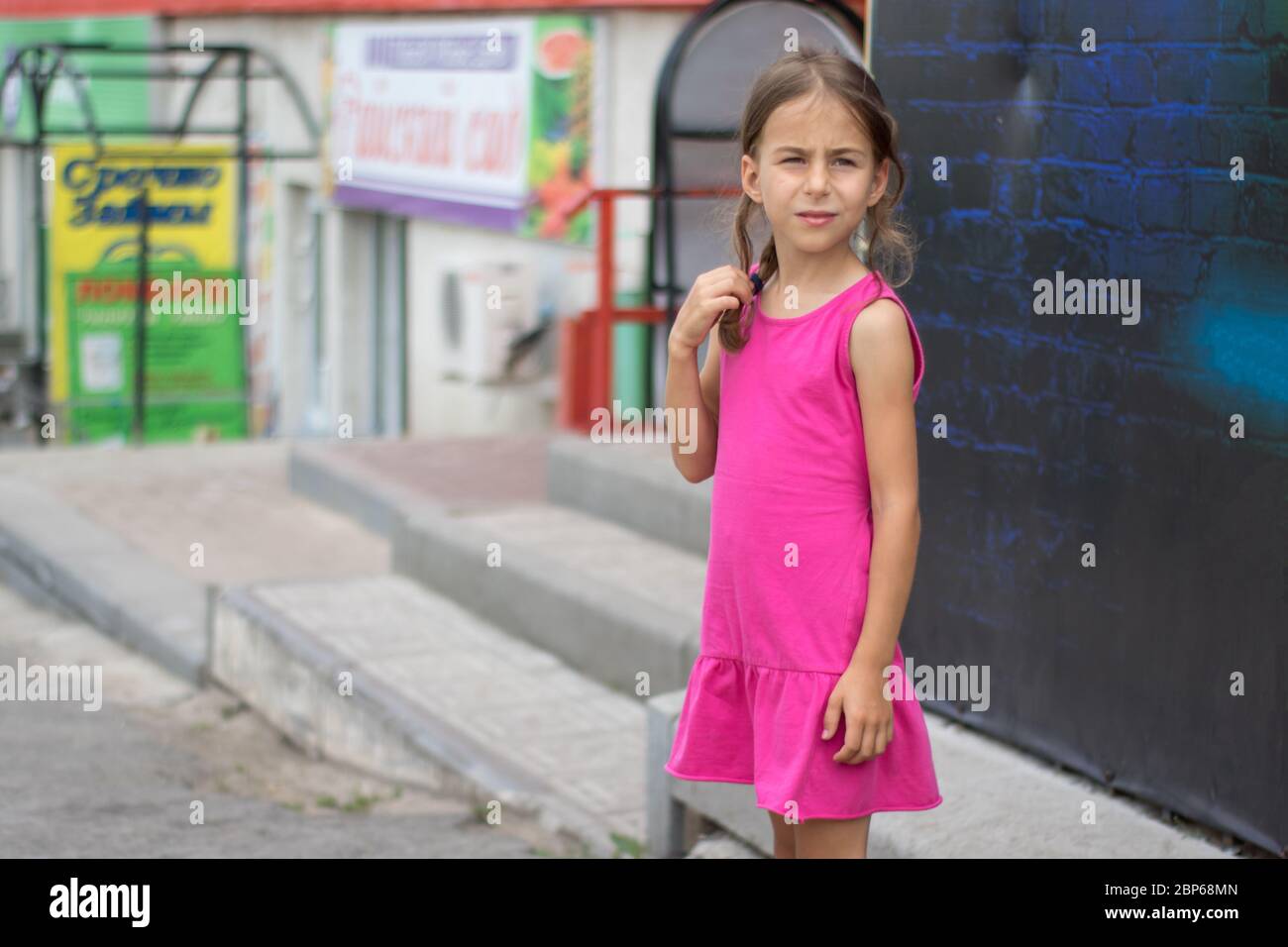Kleines Mädchen hat sich auf den Straßen einer Großstadt verlaufen Stockfoto