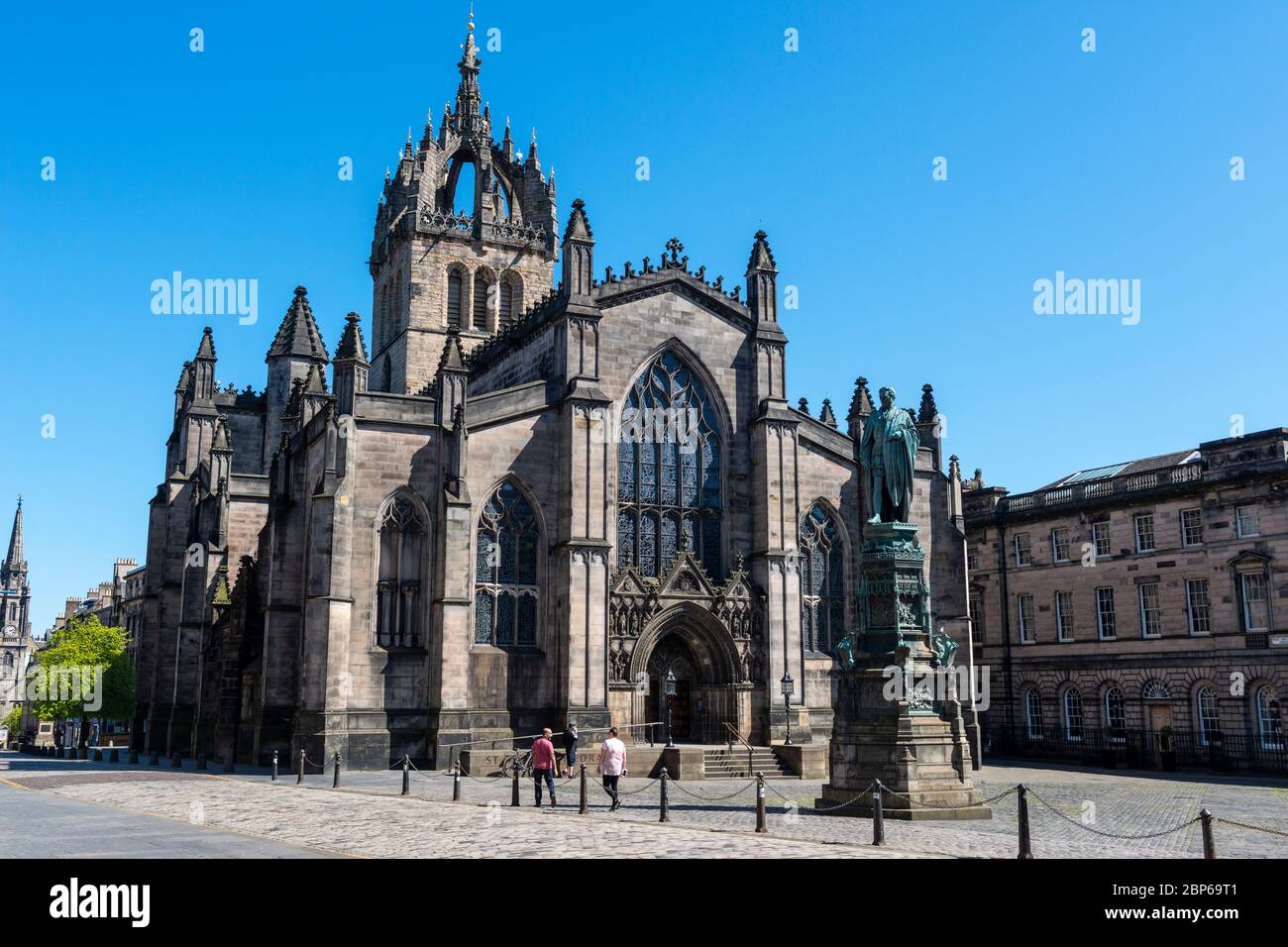 Parliament Square vor der St Giles Cathedral mit wenigen Besuchern während der Sperrung des Coronavirus - Edinburgh Old Town, Schottland, Großbritannien Stockfoto