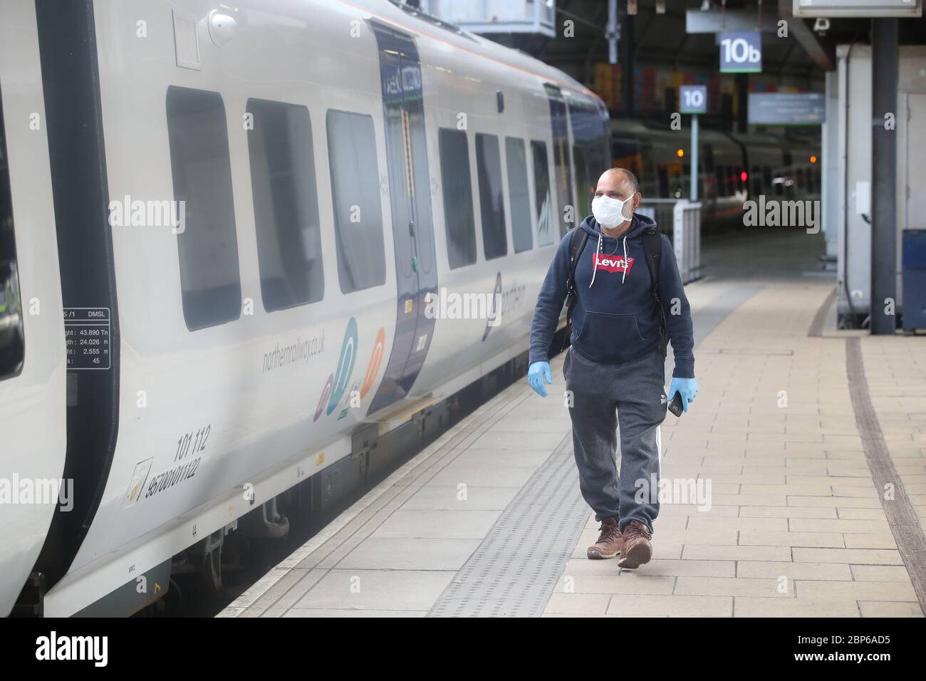 Pendler am Bahnhof Leeds, da die Zugverbindungen im Zuge der Lockerung der Beschränkungen für die Sperrung des Coronavirus zunehmen. Stockfoto