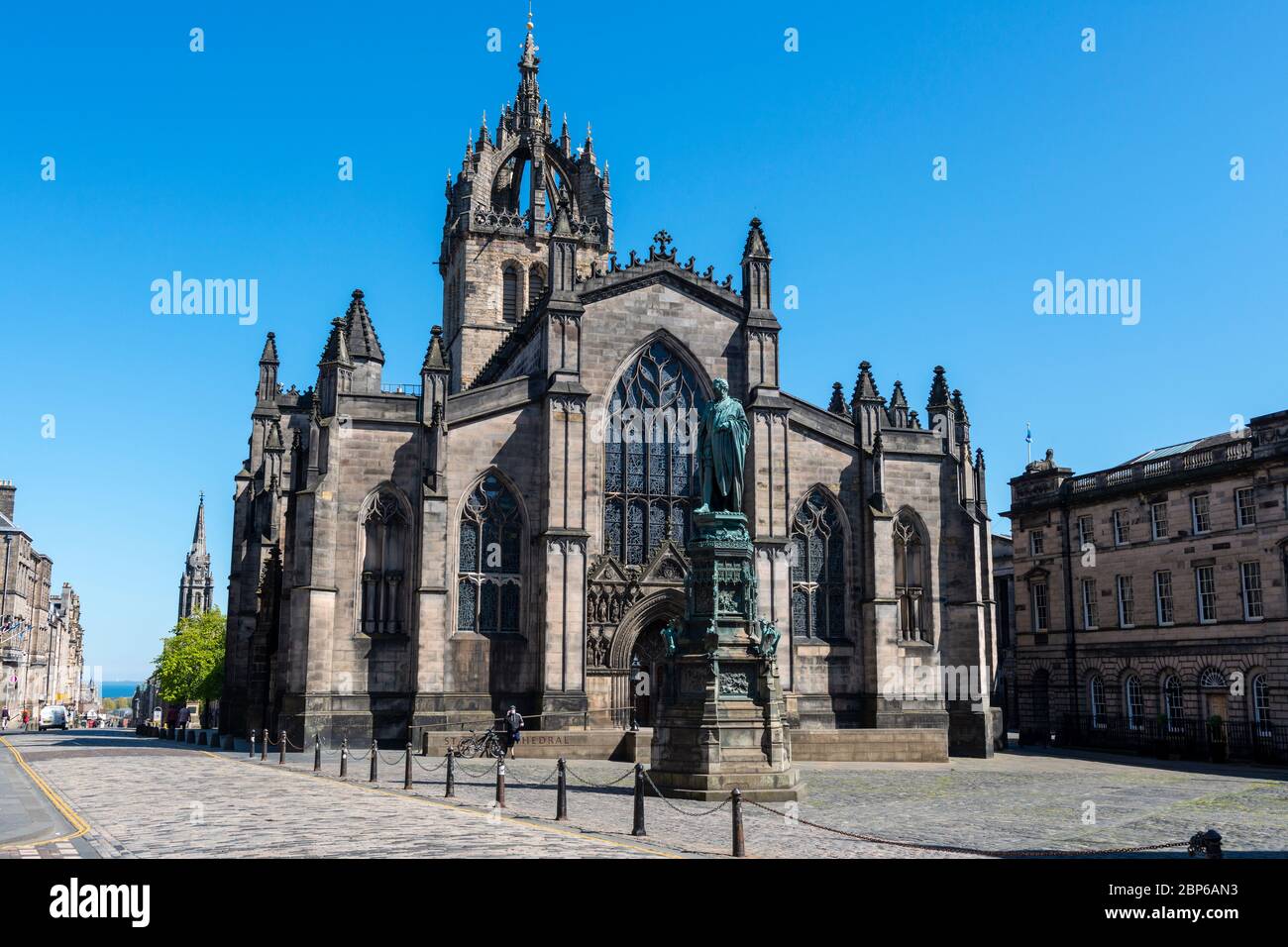 Parliament Square vor der St Giles Cathedral mit wenigen Besuchern während der Sperrung des Coronavirus - Edinburgh Old Town, Schottland, Großbritannien Stockfoto