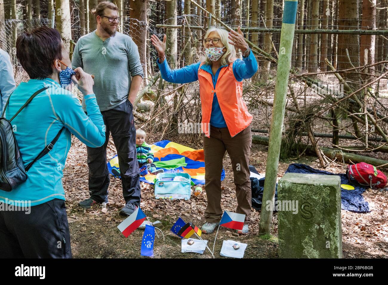 Vaclav, Tschechische Republik. Mai 2020. Rund 40 Tschechen und Deutsche nahmen an einem symbolischen Treffen an der Grenze im Oberpfälzischen Wald Teil, um gemeinsam für den 16. Mai 2020 die schnellstmögliche Wiedereröffnung der über COVID-19 geschlossenen Grenze für Touristen und Einheimische zu fordern. Kredit: Miroslav Chaloupka/CTK Foto/Alamy Live News Stockfoto