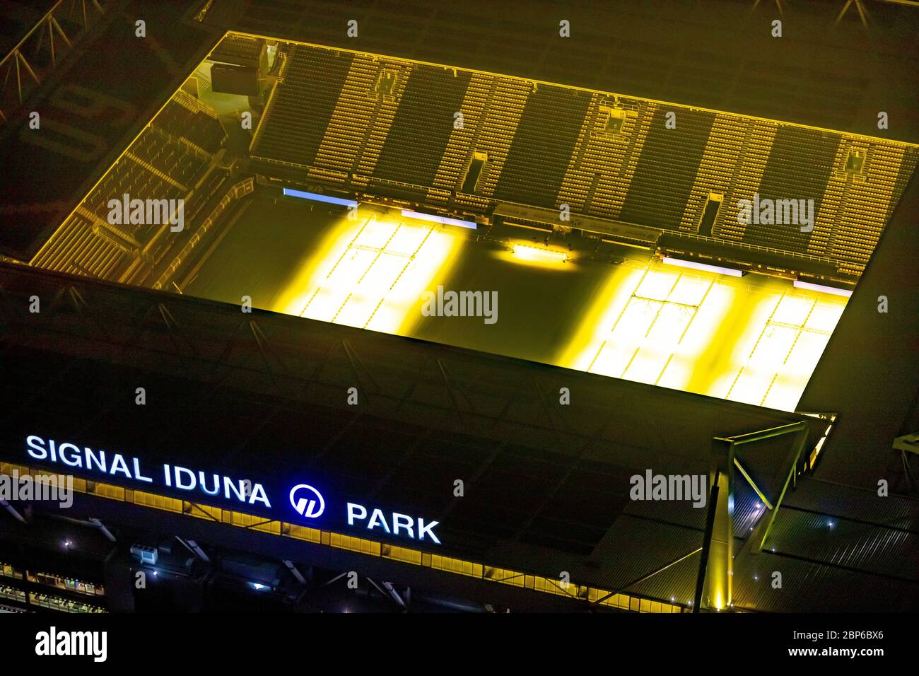 Luftaufnahme von Signal Iduna Park Dortmund, Westfalenstadion, BVB-Dortmund, Nachtaufnahme, Dortmund, Ruhrgebiet, Nordrhein-Westfalen, Deutschland Stockfoto