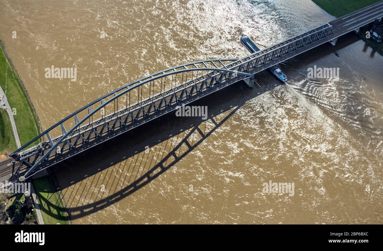 Luftaufnahme, Alte Hammer Brücke, Stahlbogenbrücke zwischen Düsseldorf und Neuss, Frachtschiff, braunes Rheinwasser, Rhein, Rheinbrücke, Eisenbahnbrücke, Düsseldorf, Rheinland, Nordrhein-Westfalen, Deutschland Stockfoto