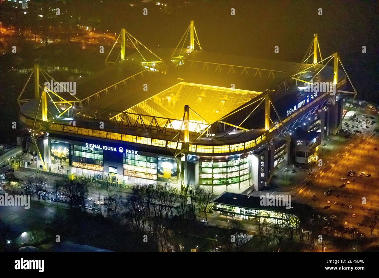 Luftaufnahme von Signal Iduna Park Dortmund, Westfalenstadion, BVB-Dortmund, Nachtaufnahme, Dortmund, Ruhrgebiet, Nordrhein-Westfalen, Deutschland Stockfoto