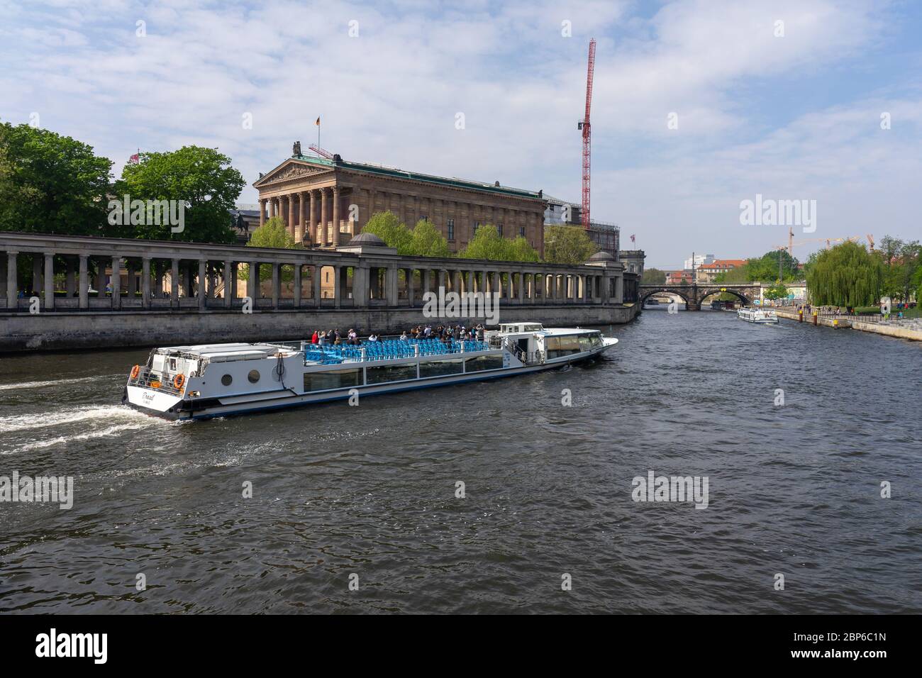 BERLIN - Mai 01, 2019: Die Alte Nationalgalerie (Alte Nationalgalerie) und der Spree mit einem Boot. Stockfoto
