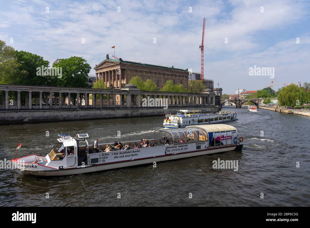 BERLIN - Mai 01, 2019: Die Alte Nationalgalerie (Alte Nationalgalerie) und der Spree mit einem Boot. Stockfoto