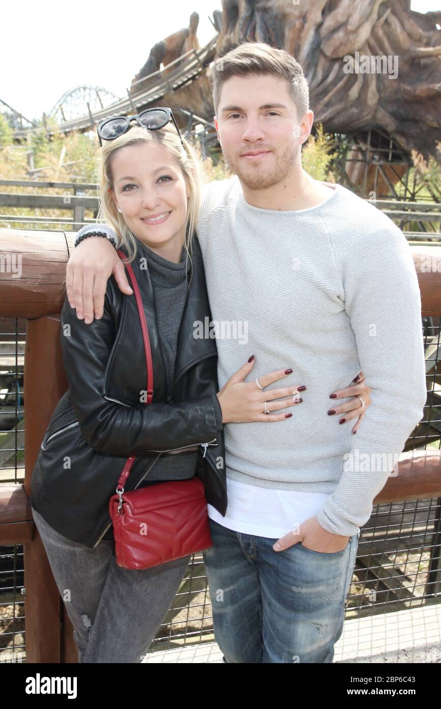 Joey Heindle. Ramona Elsener,Colossus Holzachterbahn Heide Park Soltau bei Hamburg,14.05.2019 (Joey Heindle hatte an diesem Tag auch Geburtstag und kann es mit seiner Freundin im Park verbringen) Stockfoto