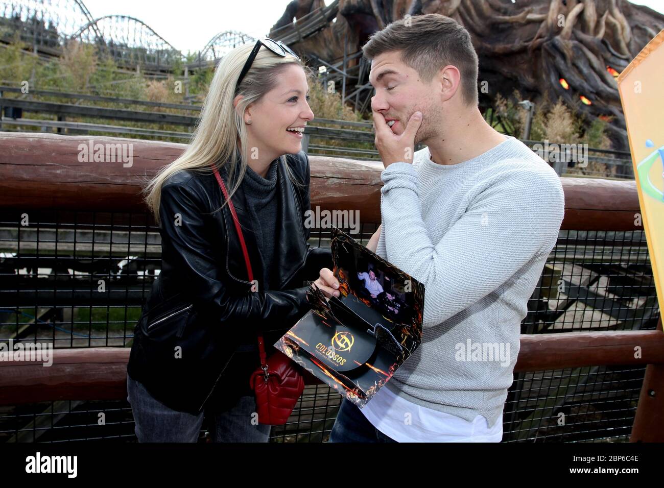Joey Heindle. Ramona Elsener,Colossus Holzachterbahn Heide Park Soltau bei Hamburg,14.05.2019 (Joey Heindle hatte an diesem Tag auch Geburtstag und kann es mit seiner Freundin im Park verbringen) Stockfoto