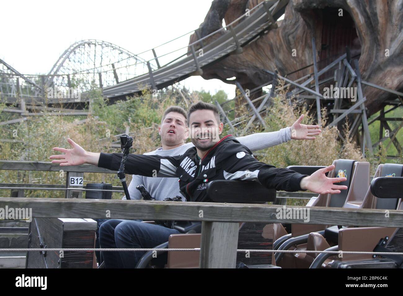 Menderes BagcÄ±,Joey Heindle,Colossus Holzachterbahn Heide Park Soltau bei Hamburg,14.05.2019 (Joey Heindle hatte an diesem Tag auch Geburtstag und kann es mit seiner Freundin im Park verbringen) Stockfoto