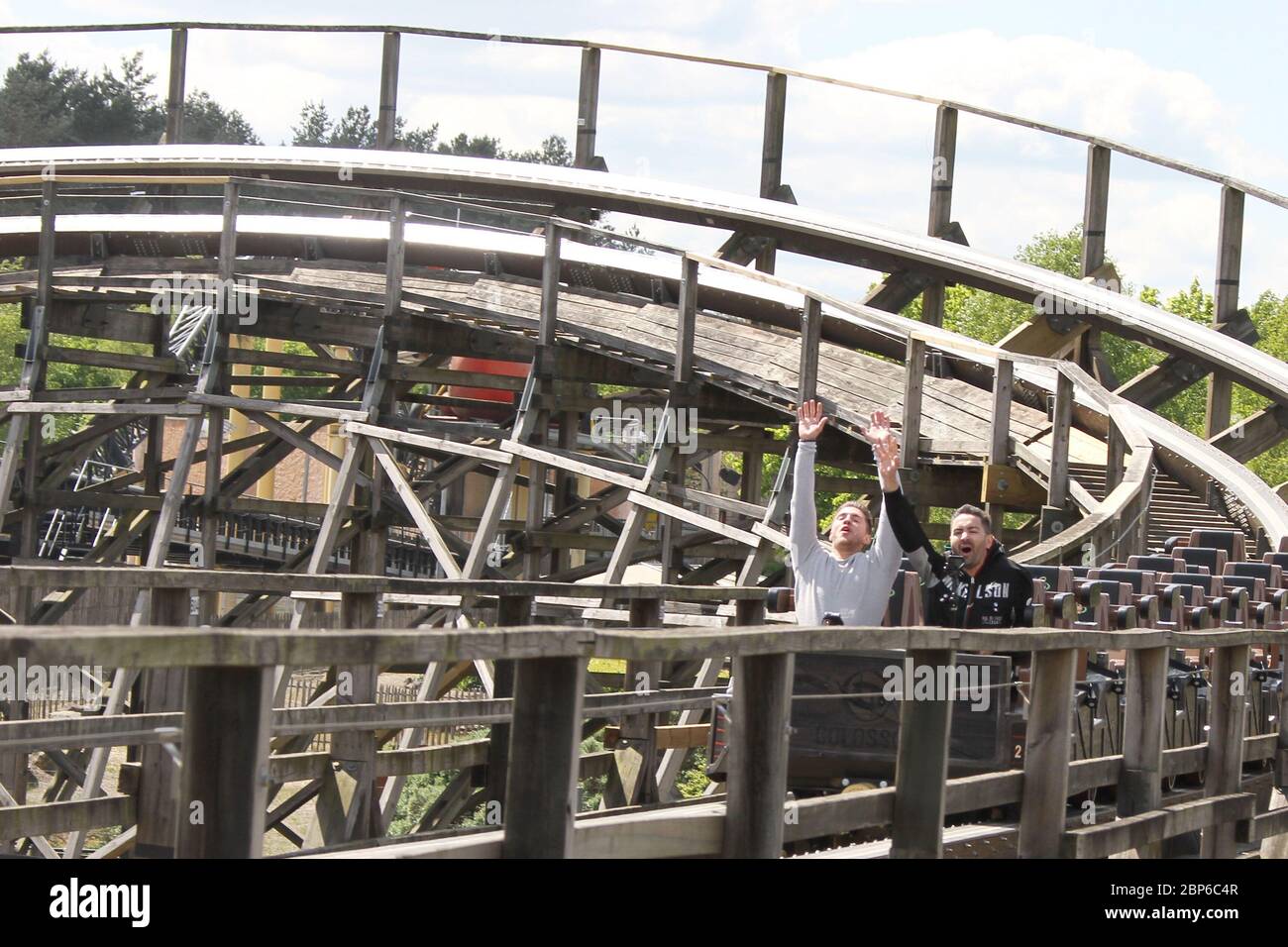 Menderes BagcÄ±,Joey Heindle,Colossus Holzachterbahn Heide Park Soltau bei Hamburg,14.05.2019 (Joey Heindle hatte an diesem Tag auch Geburtstag und kann es mit seiner Freundin im Park verbringen) Stockfoto