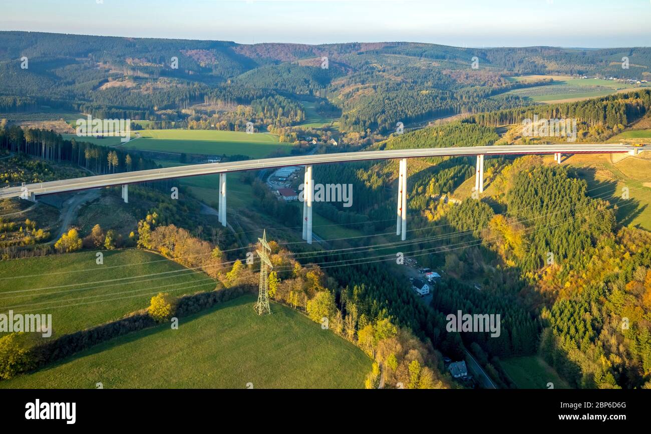 Luftaufnahme, höchste Autobahnbrücke in Nordrhein-Westfalen, Autobahnausbau A46, Verbindung Bestwig und Olsberg mit Autobahnbrücke Nuttlar, Nuttlar, Bestwig, Sauerland, Nordrhein-Westfalen, Deutschland Stockfoto
