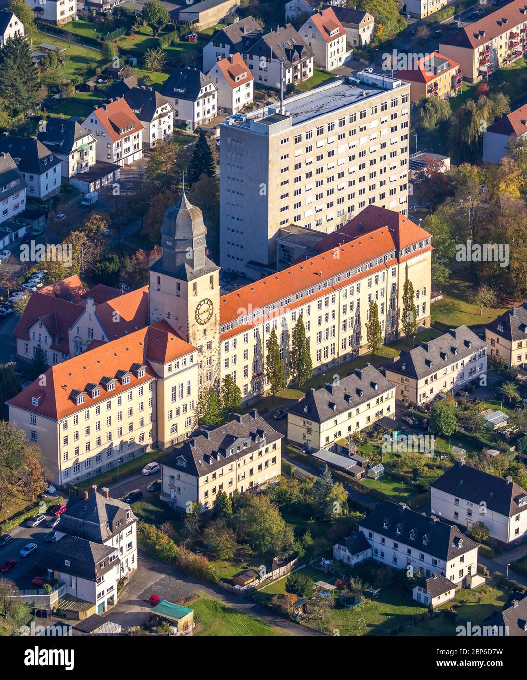 Luftaufnahme, Gebäude des Kreisregierungs-Rathauses in Arnsberg, Arnsberg, Sauerland, Nordrhein-Westfalen, Deutschland Stockfoto