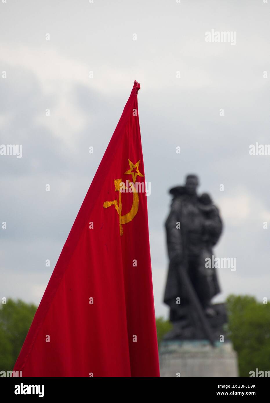 Sowjetische Flagge in Berlin, Treptower Park, 74 Jahre nach Ende des Zweiten Weltkriegs Stockfoto
