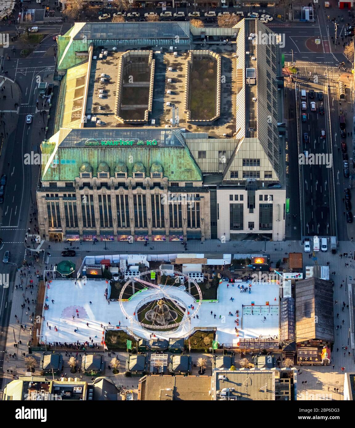 Luftaufnahme, GALERIA Kaufhof Königsallee, Eisbahn DEG-Winterwelt auf dem neu gestalteten Corneliusplatz, Düsseldorf, Rheinland, Nordrhein-Westfalen, Deutschland Stockfoto
