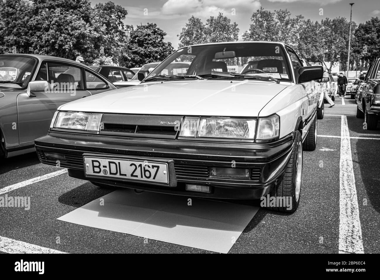 BERLIN, 11. Mai 2019: Kleinwagen Nissan Sunny B12, 1988. Schwarz und Weiß. 32Th Berlin-Brandenburg Oldtimer Tag. Stockfoto