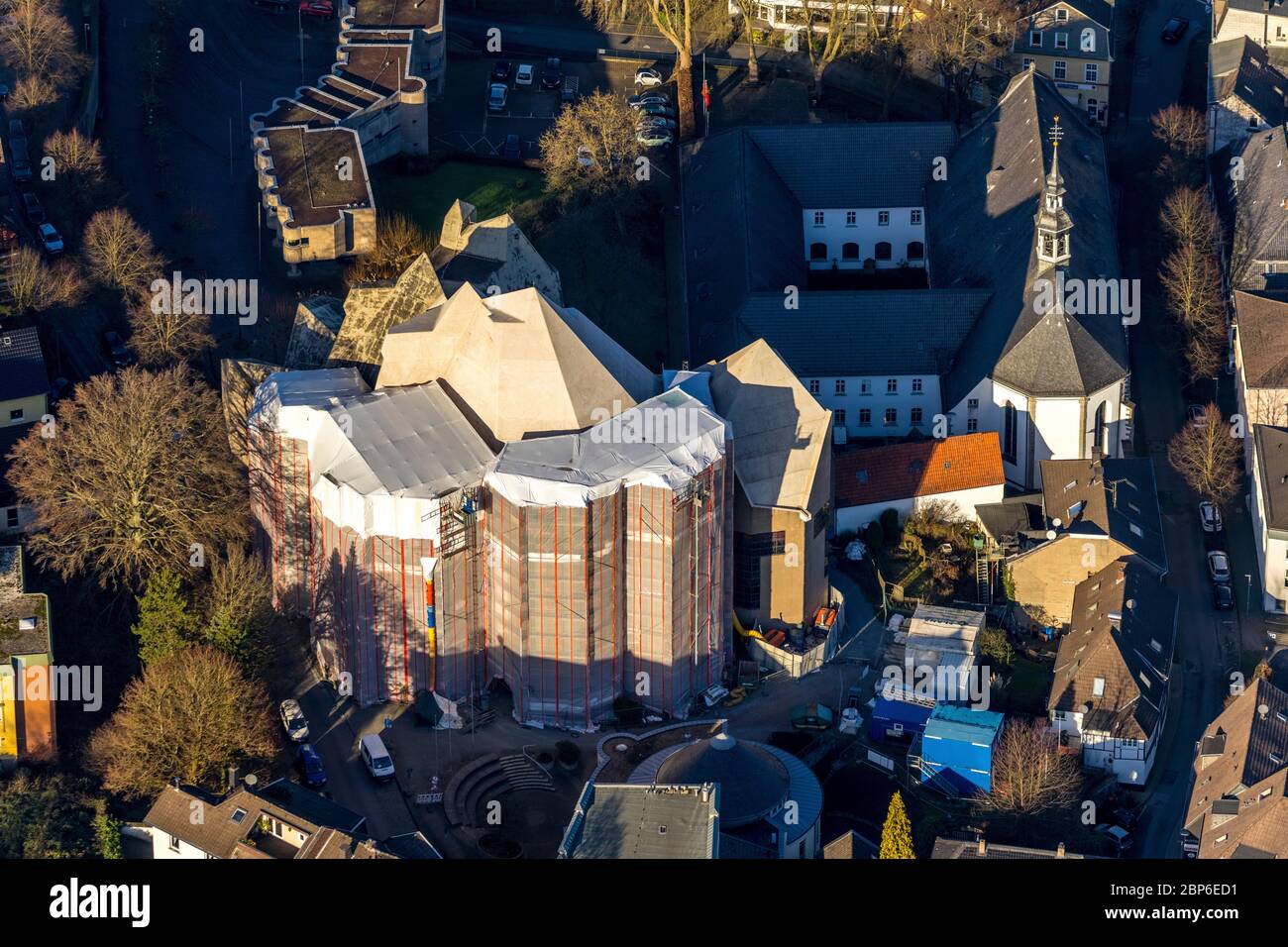 Luftaufnahme, Dachsanierung, Mariendom Neviges, Wallfahrt Neviges, Katholische Kirche Pfarrkirche St. Mary's Conception Neviges, Velbert, Ruhrgebiet, Nordrhein-Westfalen, Deutschland Stockfoto