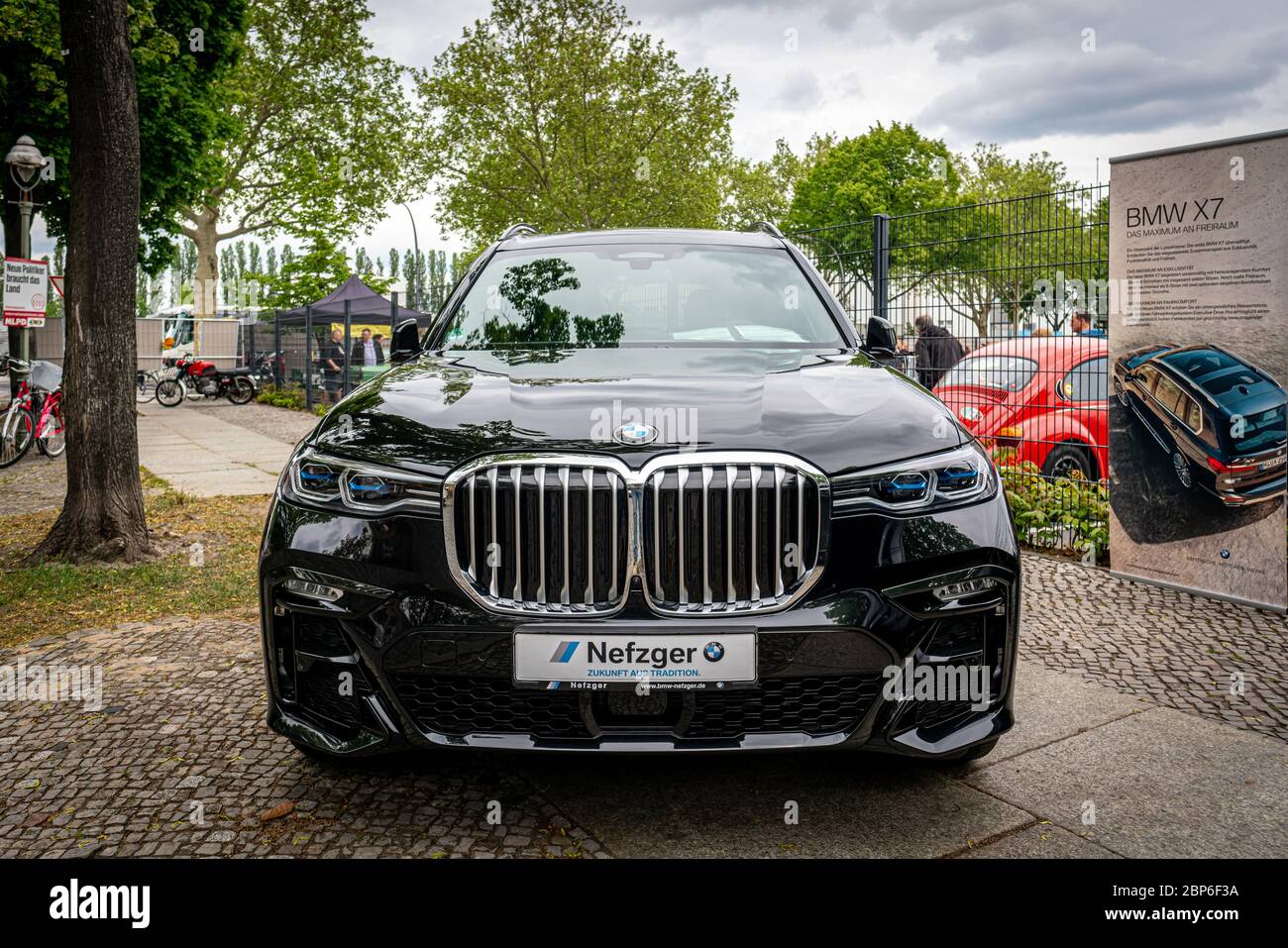 BERLIN, 11. Mai 2019: Full-size Luxus-SUV BMW X7 xDrive40i. 32Th Berlin-Brandenburg Oldtimer Tag. Stockfoto