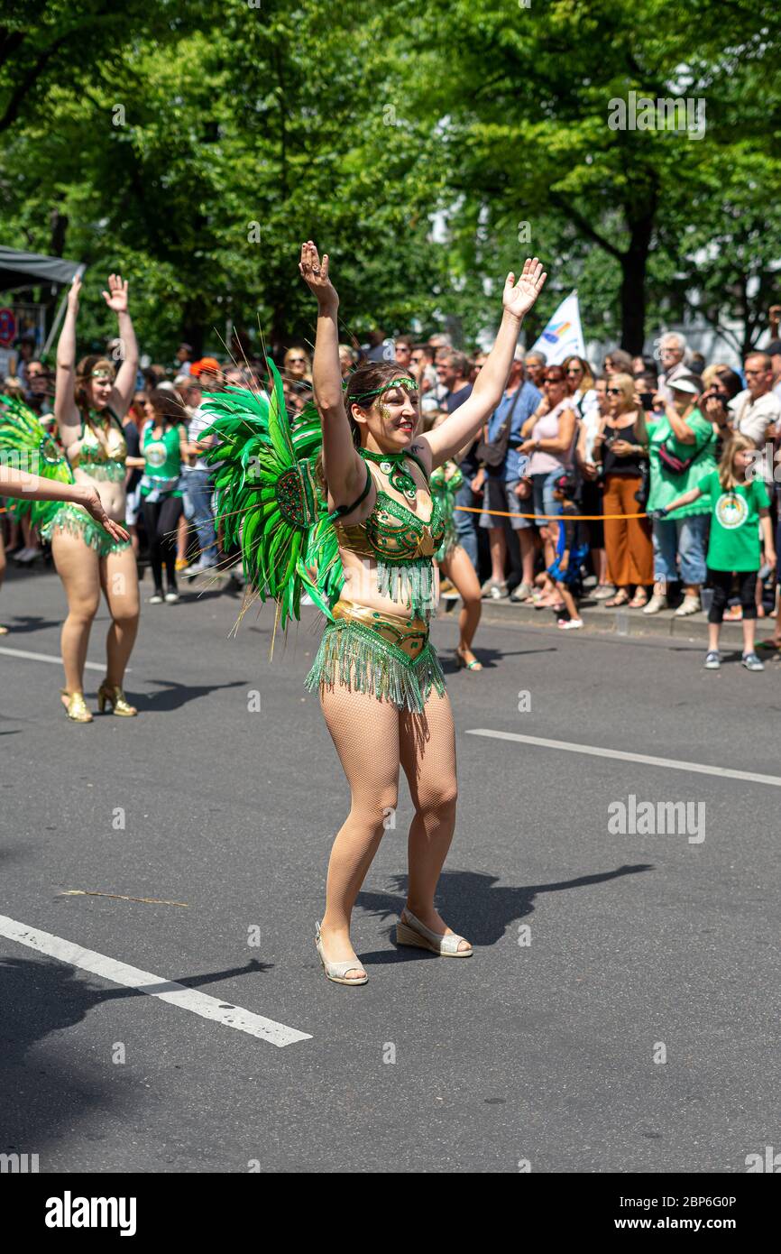 BERLIN - 09. JUNI 2019: Der jährliche Karneval der Kulturen wird um das Pfingstwochenende gefeiert. Teilnehmer Karneval auf der Straße. Stockfoto