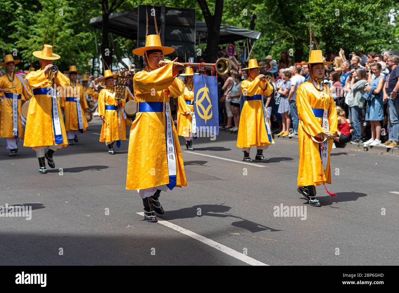 BERLIN - 09. JUNI 2019: Der jährliche Karneval der Kulturen wird um das Pfingstwochenende gefeiert. Teilnehmer Karneval auf der Straße. Stockfoto