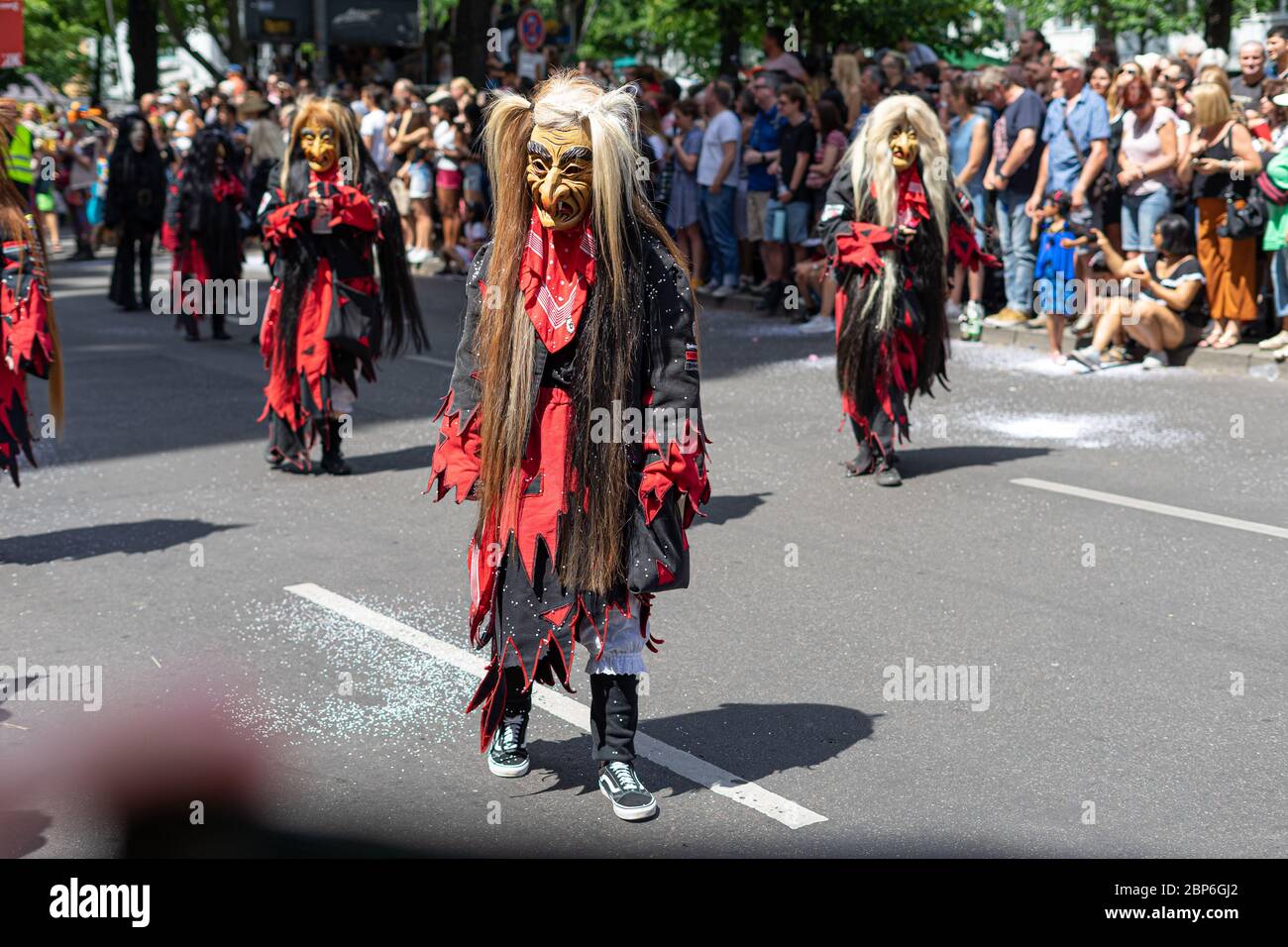 BERLIN - 09. JUNI 2019: Der jährliche Karneval der Kulturen wird um das Pfingstwochenende gefeiert. Teilnehmer Karneval auf der Straße. Stockfoto