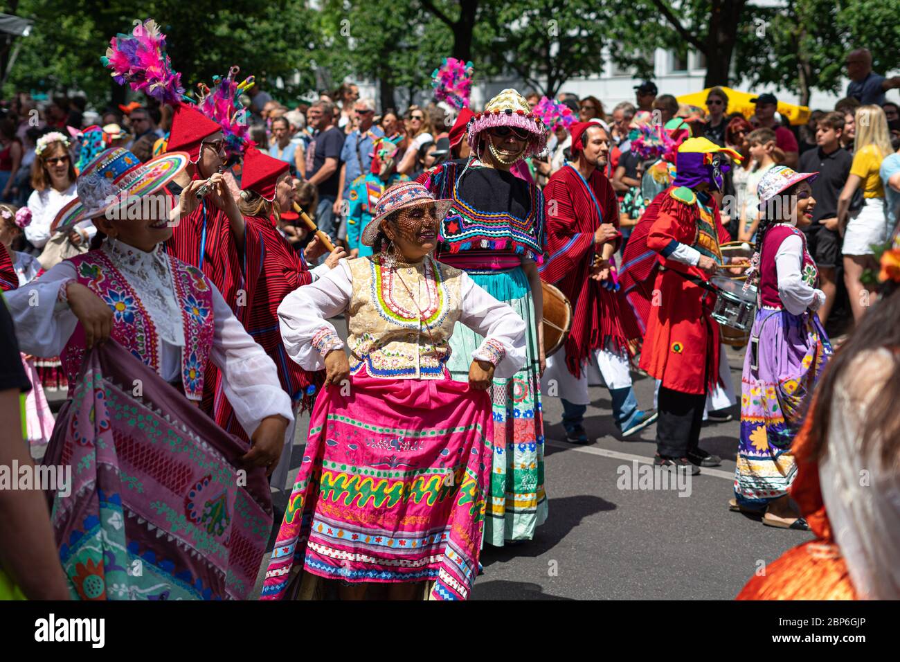 BERLIN - 09. JUNI 2019: Der jährliche Karneval der Kulturen wird um das Pfingstwochenende gefeiert. Teilnehmer Karneval auf der Straße. Stockfoto