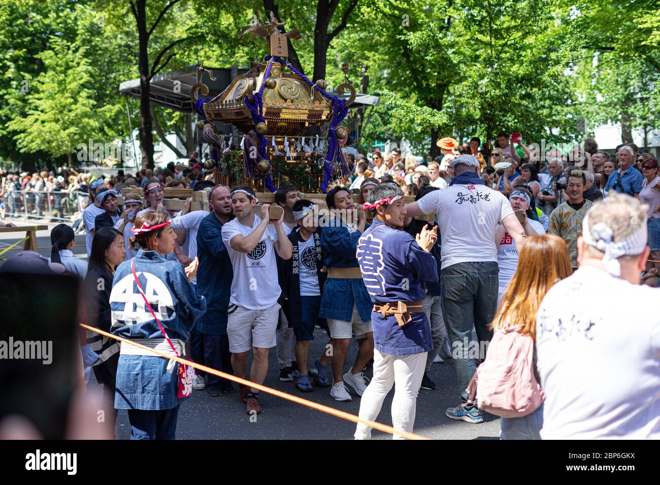 BERLIN - 09. JUNI 2019: Der jährliche Karneval der Kulturen wird um das Pfingstwochenende gefeiert. Teilnehmer Karneval auf der Straße. Stockfoto