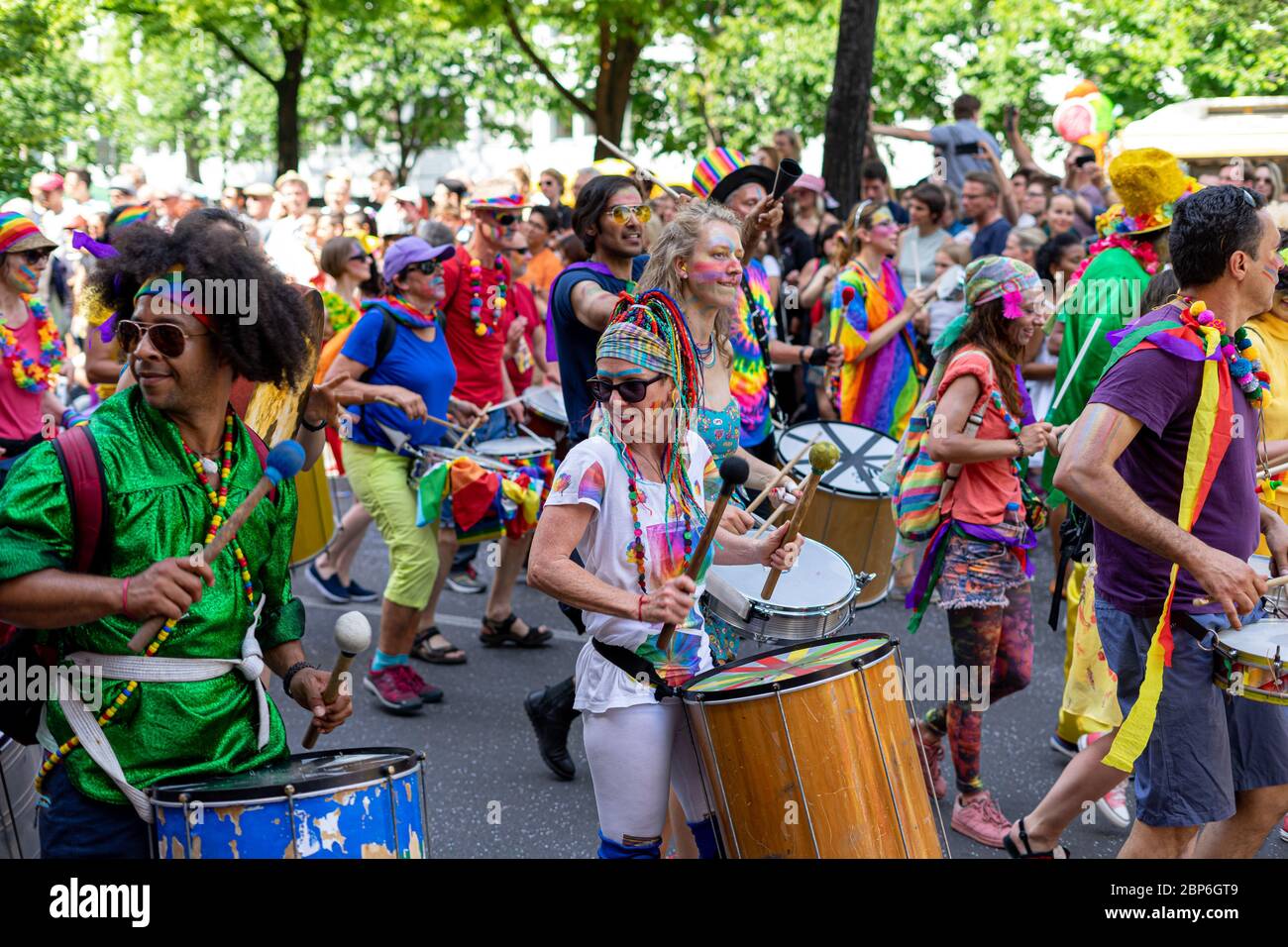 BERLIN - 09. JUNI 2019: Der jährliche Karneval der Kulturen wird um das Pfingstwochenende gefeiert. Teilnehmer Karneval auf der Straße. Stockfoto