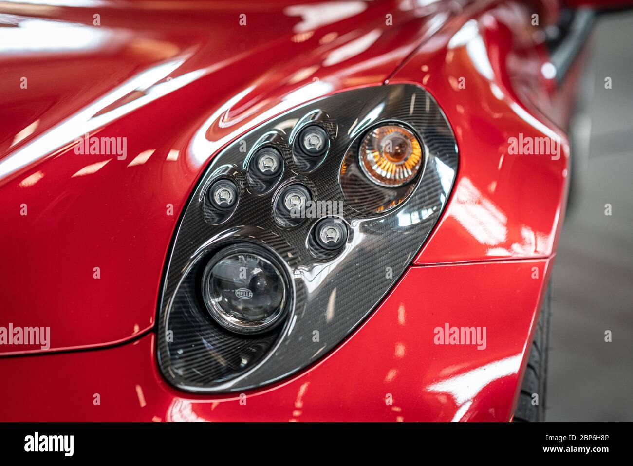 PAAREN IM GLIEN, Deutschland - Juni 08, 2019: Scheinwerfer der Sportwagen Alfa Romeo 4C Spider (Typ 960). Close-up. Oldtimer-show 2019 sterben. Stockfoto