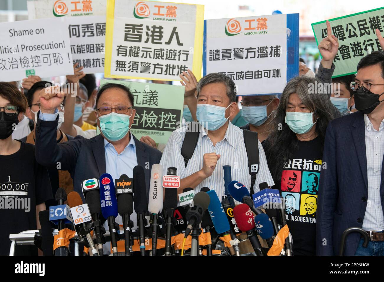 HONGKONG, HONGKONG SAR, CHINA: 18. MAI 2020. Die Democracy 15 erscheinen nach ihren jüngsten Verhaftungen vor dem Amtsgericht West Kowloon. Die Gruppe umfasst einige der bedeutendsten Akteure im Kampf für die Demokratie in Hongkong. Die Gruppe trifft die Medien die Gruppe umfasst Cyd Ho Sau-lan, Martin Lee, Yeung Sum (L), Sin Chung-kai, Albert Ho Chun-yan, Au NOK-hin, Richard Tsoi, Margaret Ng, Jimmy Lai, Lee Cheuk-Yan (M), Leung Yiu-Chung, Leung Kwok-Hung (R), Figo Chan, Avery Nayne, Alamy, Russell News Stockfoto