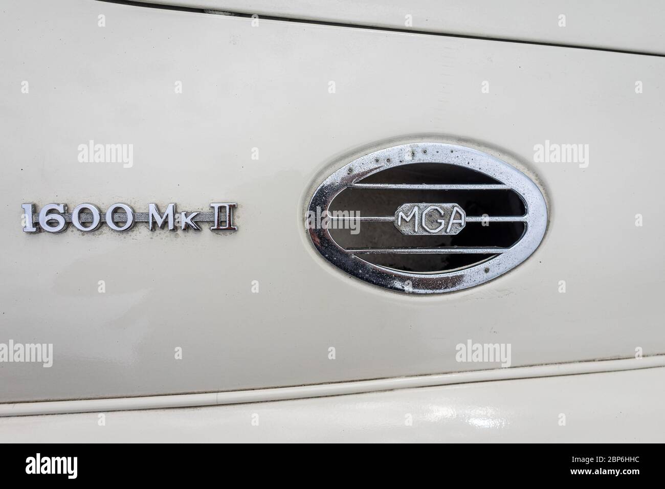 PAAREN IM GLIEN, Deutschland - Juni 08, 2019: Emblem og Sportwagen MG PRO 1600 Mark II, close-up. Oldtimer-show 2019 sterben. Stockfoto