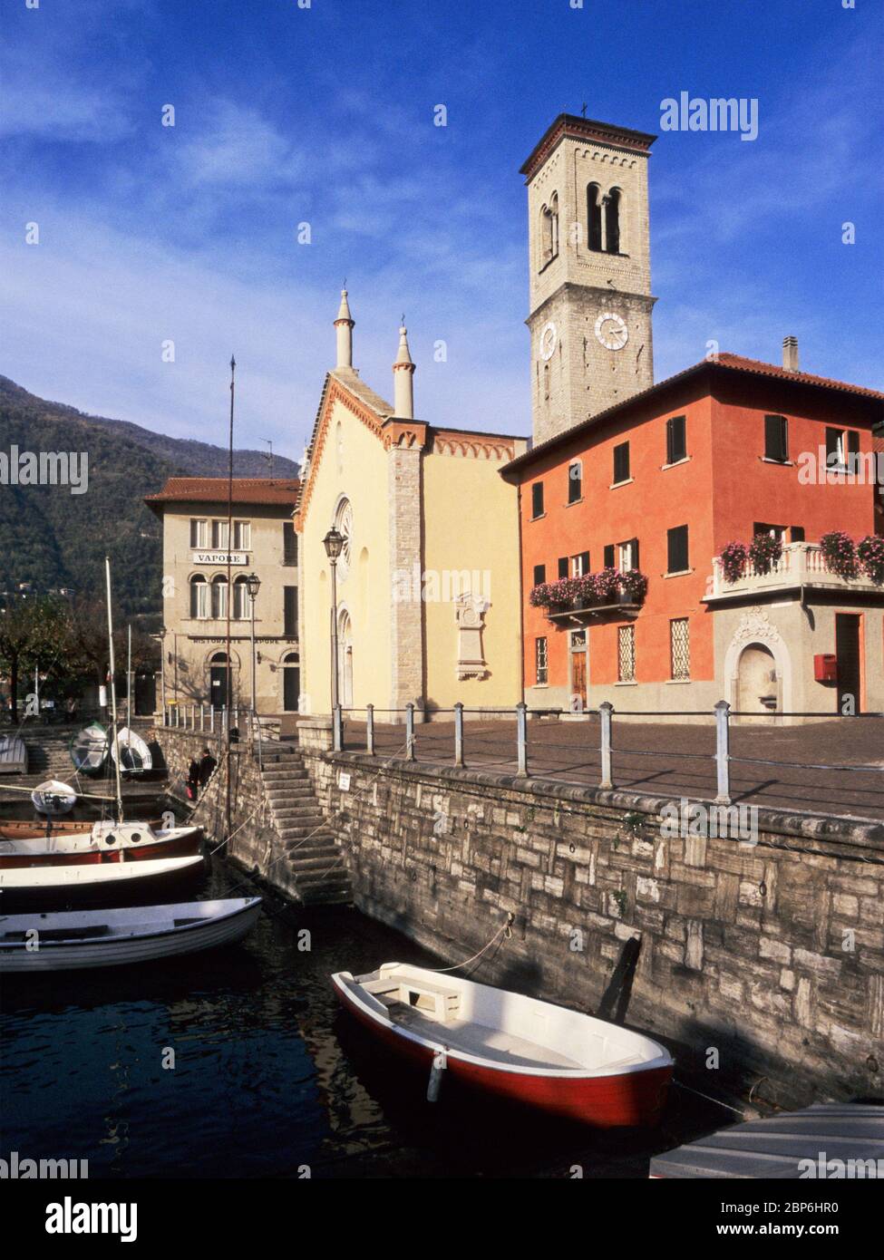 Der Hafen und die Kirche von Torno, Comer See, Italien Stockfoto