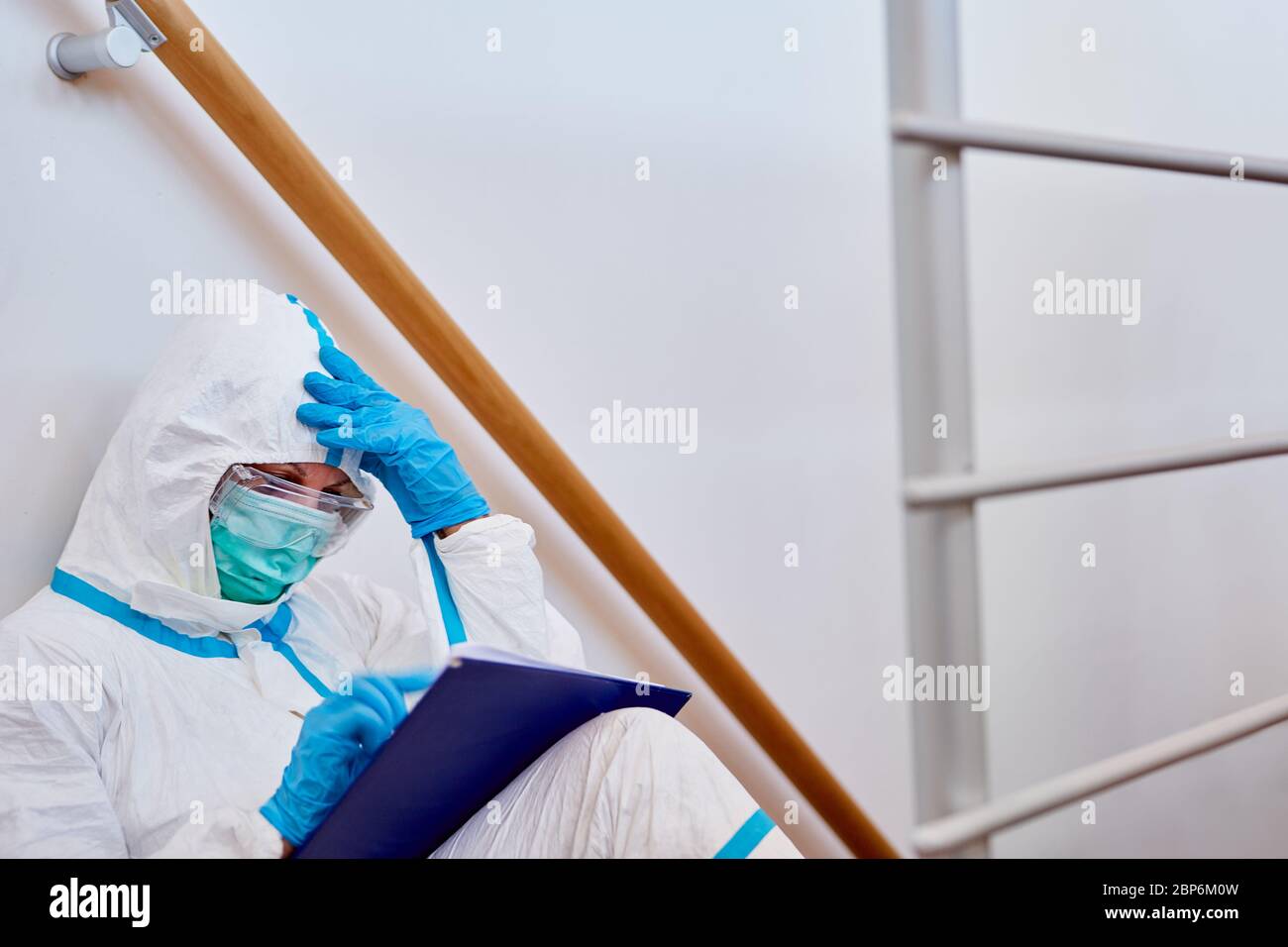 Eindämmung Scout oder Arzt mit Erschöpfung oder Stress aufgrund von Coronavirus und Covid-19 Pandemie Stockfoto