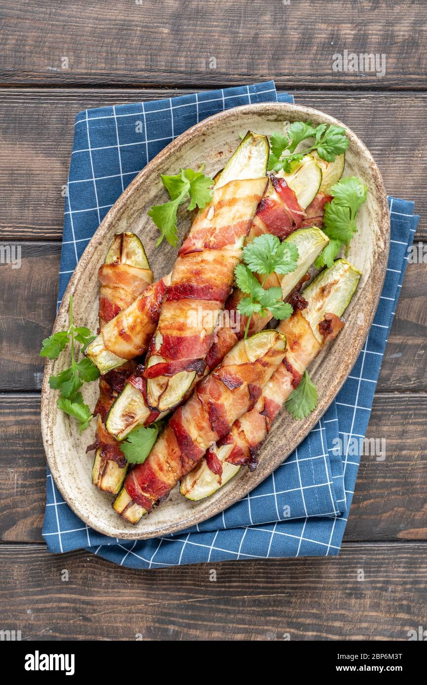 Gegrillte Zucchini Pommes frites in einem Speck gewickelt Stockfoto