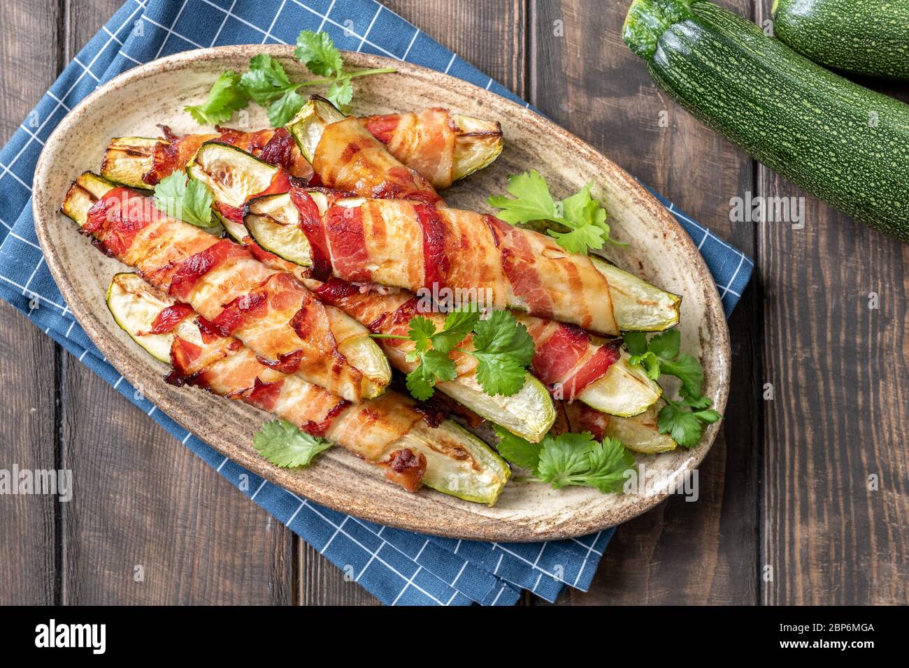 Gegrillte Zucchini Pommes frites in einem Speck gewickelt Stockfoto