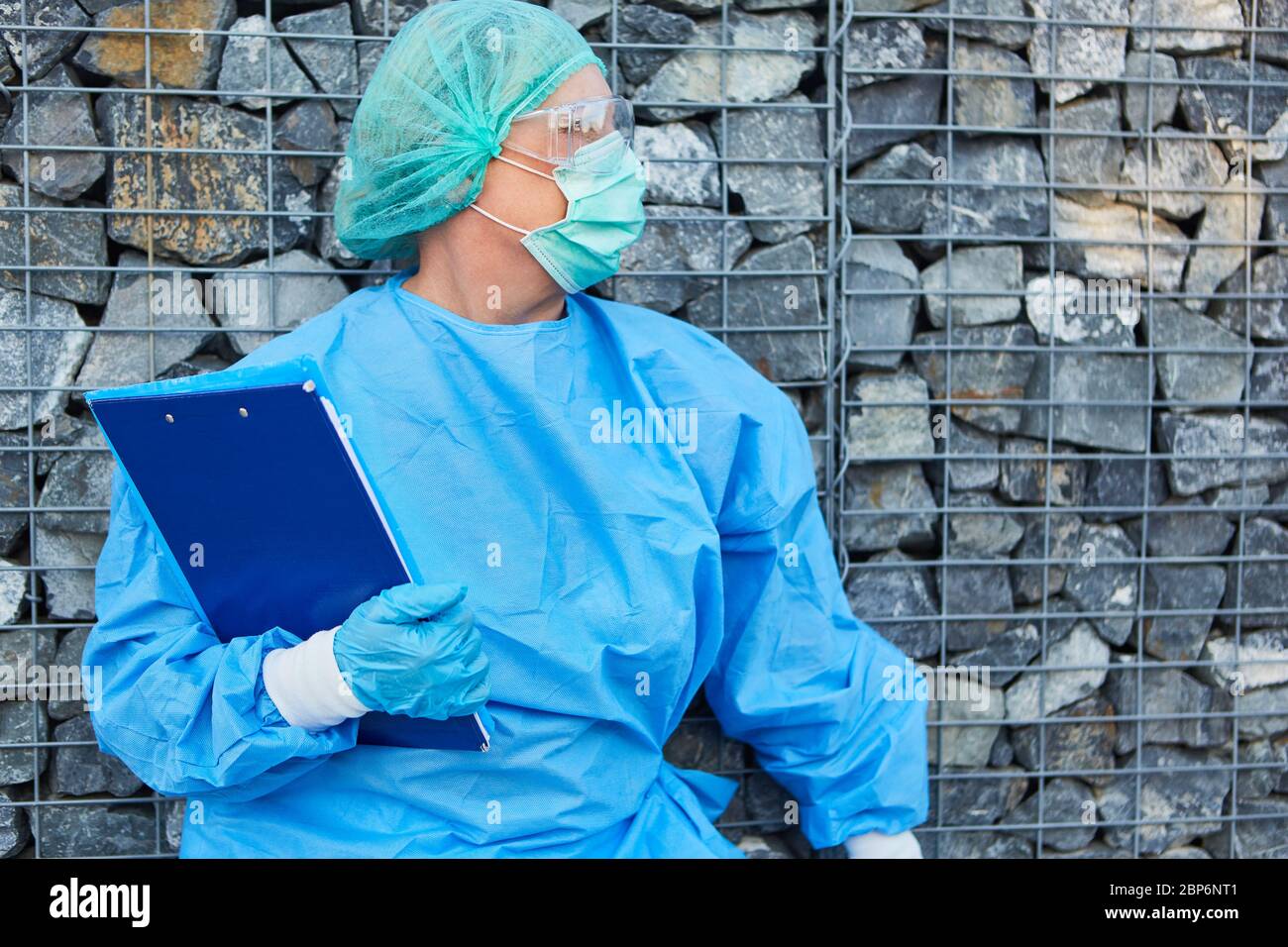 Pflegepersonal oder Containment Scout erwartet Besucher mit einer Liste für Kontakt-Tracking bei Coronavirus Pandemie Stockfoto