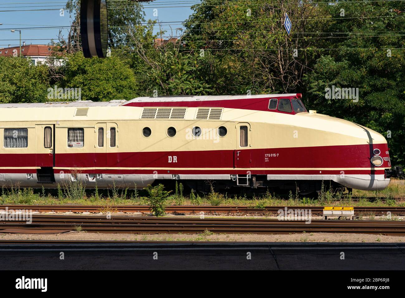 Deutsche Reichsbahn, dieselhydraulischer Schnelltriebzug VT (Verbrennungstreibwagen) 18:16 18 ( fÃ¼r 1800PS) und 16 (fÃ¼r 160km/h)) Serie 175 015-7 in Berlin-Lichtenberg. Stockfoto