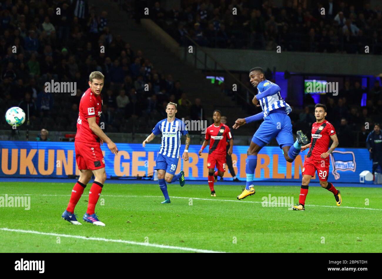 Berlin, 20. September 2017: Salomon Kalou von Hertha BSC Berlin schießt beim Bundesligaspiel gegen Bayer 04 Leverkusen im Olympiastadion Berlin ein Tor. Berlin gewann 2-1 Stockfoto