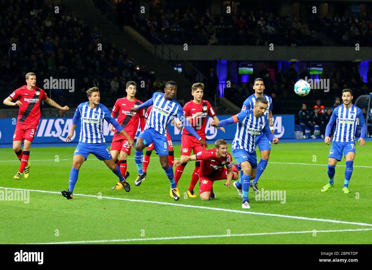 Berlin, Deutschland - 20. September 2017: Hertha BSC Berlin (in Blau) und Bayer 04 Leverkusen (in Rot) Spieler in Aktion während ihres Bundesligaspiels im Olympiastadion Berlin Stockfoto